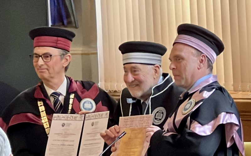 Joseph Stiglitz, laureat al premiului Nobel, a primit titlul Doctor Honoris Causa din partea UBB. „Cluj-Napoca e un oraș cu o economie vibrantă și modernă”