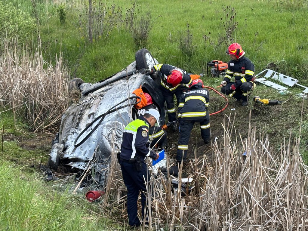 Tragedie cumplită într-un sat din Cluj: Patru persoane încarcerate într-o mașină răsturnată, două dintre ele au murit