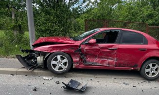 Accident cu trei mașini în Cluj-Napoca. O tânără a fost transportată la spital