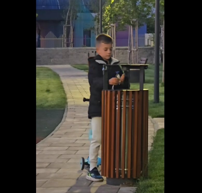Gest SUPERB al unui băiețel din Cluj. S-a apucat să strângă gunoaiele dintr-un parc: „Ai făcut un întreg oraș să zâmbească”