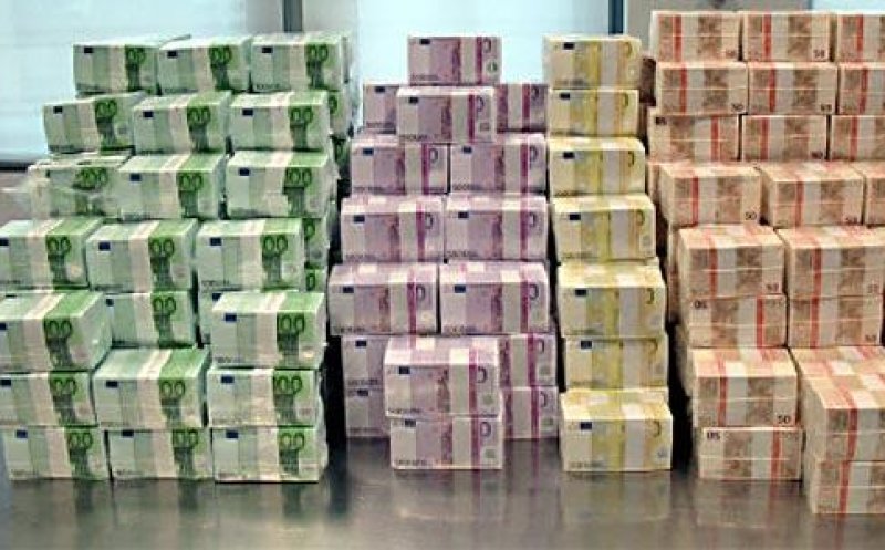 Datoria externă crește cu sute de milioane de euro, iar investițiile străine scad. Câți bani are de dat România