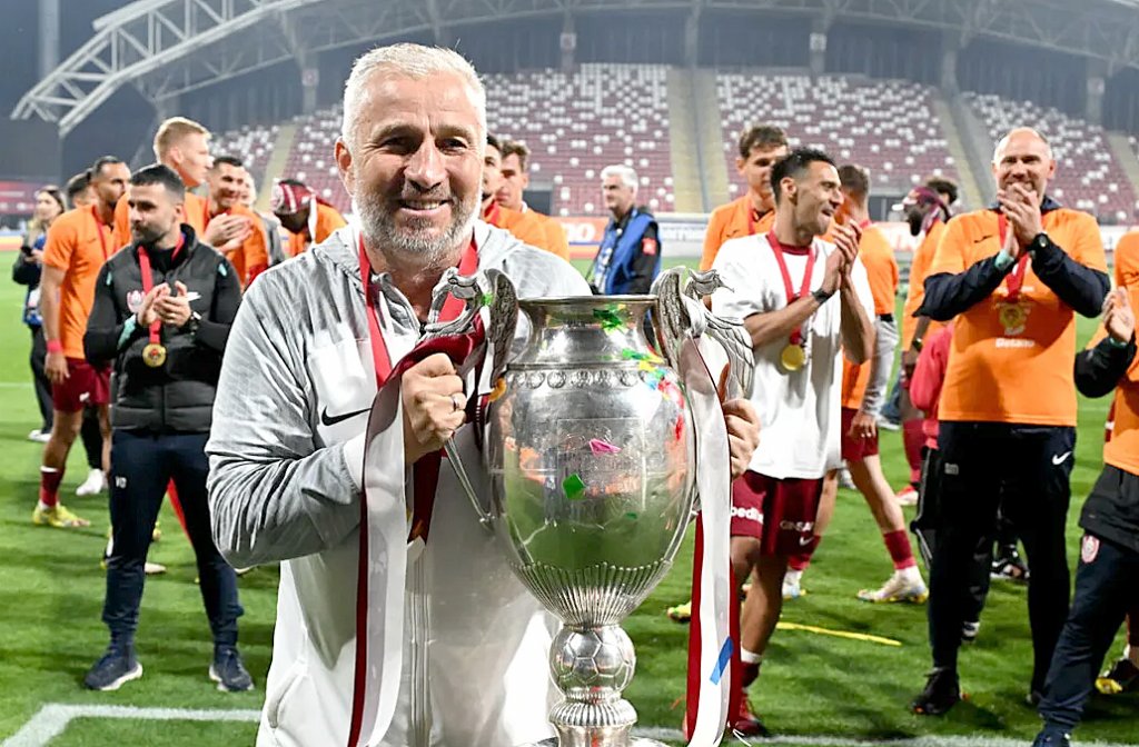 Dan Petrescu, după câştigarea Cupei cu CFR Cluj: "Nu o să mai fiu la echipă... Trofeul îl dedic mamei mele 100%"