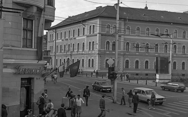 Intersecţia actualei străzi Regele Ferdinand cu Piaţa Mihai Viteazu, anii '80