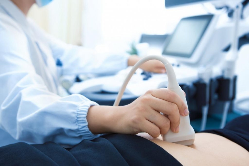 Peste 2.500 de cabinete de medicină de familie vor fi dotate, până la vară, cu electrocardiografe și ecografe