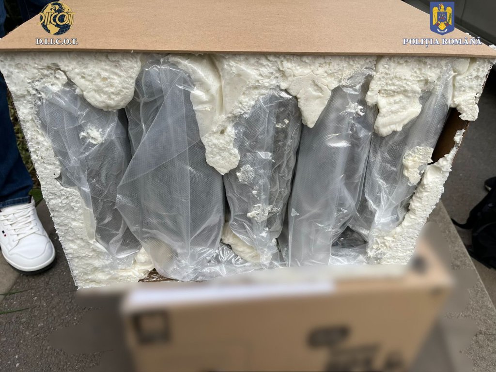 Droguri prin curier, “inovația” preferată a traficanților: Doi tineri din Cluj, prinși cu 10 kg de cannabis adus din Spania