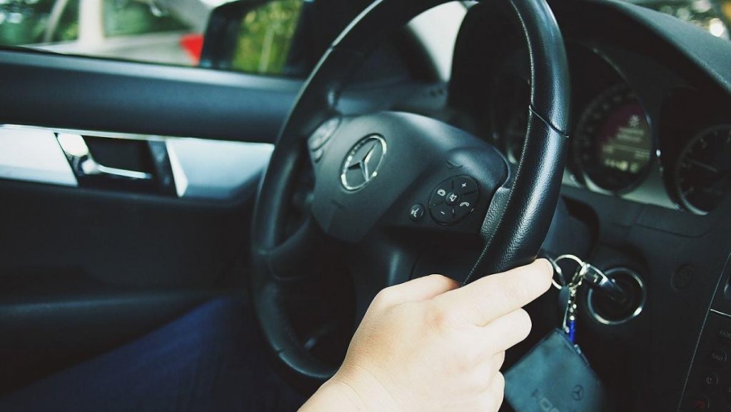 Au furat plăcuțele, au pus mâna pe o mașină și s-au plimbat fără permis: Doi tineri, arestați la Cluj