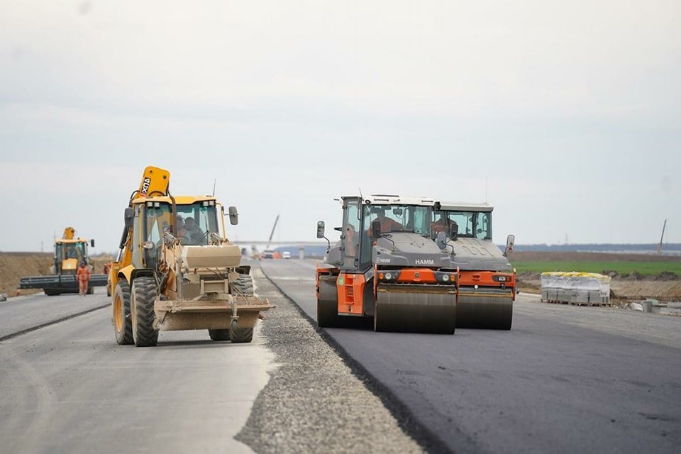 Ministrul Transporturilor: La 20 de ani după Bechtel, se lucrează pe toate loturile de pe Autostrada Transilvania/ Contractele UMB, gata la sfârşit de an