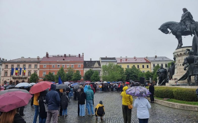 Marș pentru DEMOCRAȚIE la Cluj-Napoca, în ultima zi de campanie pentru prezidențiale. Câteva mii de oameni s-au strâns în centrul Clujului