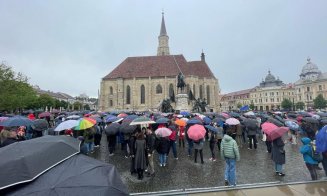Marș pentru DEMOCRAȚIE la Cluj-Napoca, în ultima zi de campanie pentru prezidențiale. Câteva sute de oameni s-au strâns în centrul Clujului