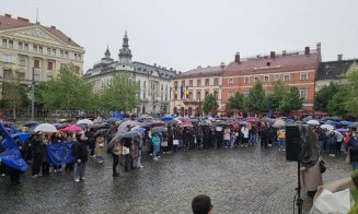 Marș pentru DEMOCRAȚIE la Cluj-Napoca, în ultima zi de campanie pentru prezidențiale. Câteva sute de oameni s-au strâns în centrul Clujului