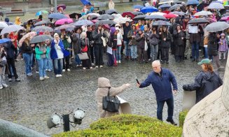 Marș pentru DEMOCRAȚIE la Cluj-Napoca, în ultima zi de campanie pentru prezidențiale. Câteva sute de oameni s-au strâns în centrul Clujului