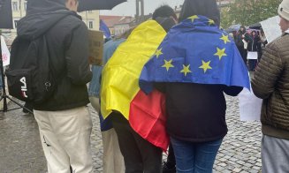 Marș pentru DEMOCRAȚIE la Cluj-Napoca, în ultima zi de campanie pentru prezidențiale. Câteva sute de oameni s-au strâns în centrul Clujului