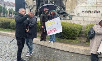 Marș pentru DEMOCRAȚIE la Cluj-Napoca, în ultima zi de campanie pentru prezidențiale. Câteva sute de oameni s-au strâns în centrul Clujului