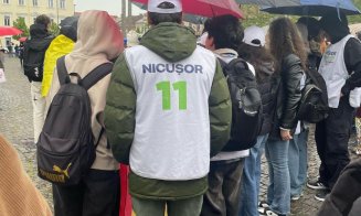 Marș pentru DEMOCRAȚIE la Cluj-Napoca, în ultima zi de campanie pentru prezidențiale. Câteva sute de oameni s-au strâns în centrul Clujului