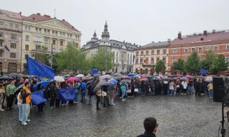 Marș pentru DEMOCRAȚIE la Cluj-Napoca, în ultima zi de campanie pentru prezidențiale. Câteva sute de oameni s-au strâns în centrul Clujului