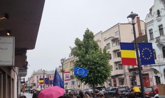 Marș pentru DEMOCRAȚIE la Cluj-Napoca, în ultima zi de campanie pentru prezidențiale. Câteva sute de oameni s-au strâns în centrul Clujului