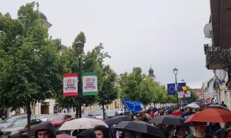 Marș pentru DEMOCRAȚIE la Cluj-Napoca, în ultima zi de campanie pentru prezidențiale. Câteva sute de oameni s-au strâns în centrul Clujului