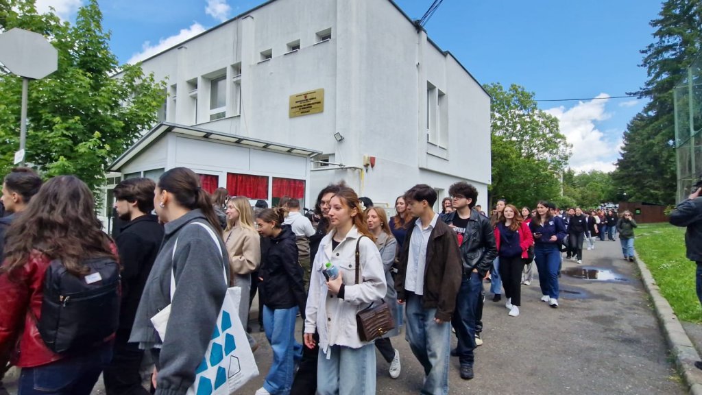 MARȘ la VOT! Studenții clujeni au participat la un marș pentru alegerile prezidențiale