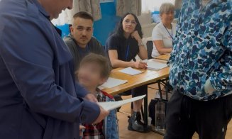 Alin Tișe, preșdinteșe CJ Cluj, a votat în școala copilăriei sale. A mers la urne alături de cei doi băieți ai săi și le-a predat o lecție de viață