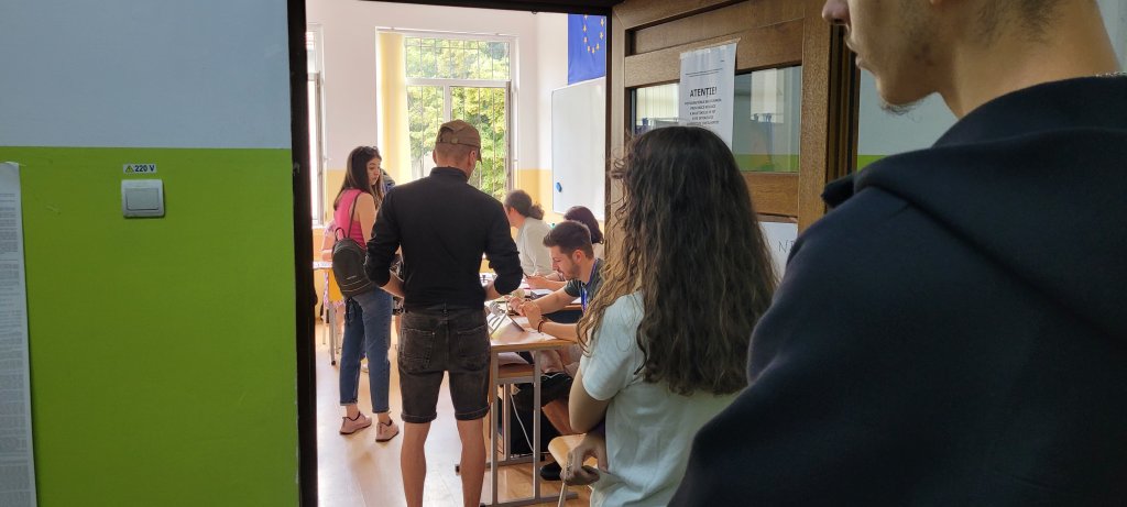 Prezența la vot în Cluj a trecut de 50%! Crește numărul tinerilor la urne: În Cluj-Napoca, procentul celor până în 44 de ani, peste cel al "seniorilor"