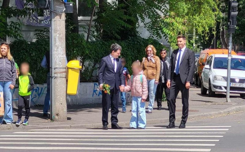 NORMALITATE! Nicușor Dan, în prima zi ca președinte al României: și-a dus copilul la școală, pe jos