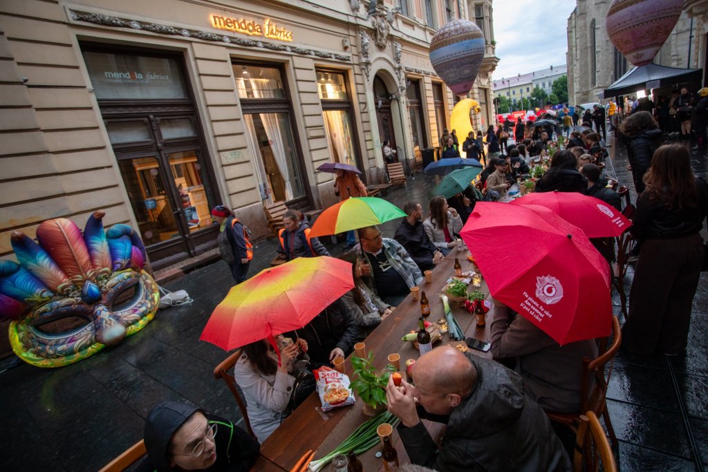 Imagini superbe de la Zilele Clujului. Ploaia nu i-a oprit pe clujeni să cineze în mijlocul străzii