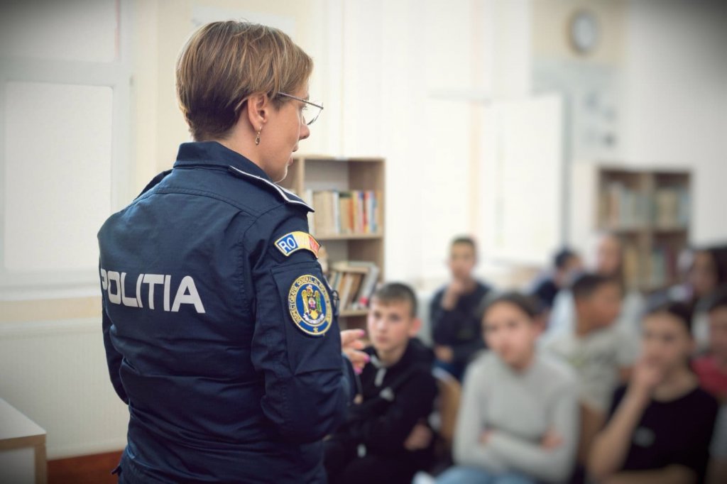 Acțiuni de prevenție ale polițiștilor clujeni în școlile din județ. Despre ce le-au vorbit elevilor