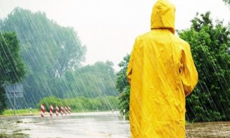 Atenţionări de VIITURI și INUNDAȚII în 11 județe, printre care și Cluj! Zonele cu Cod Roșu, Portocaliu și Galben