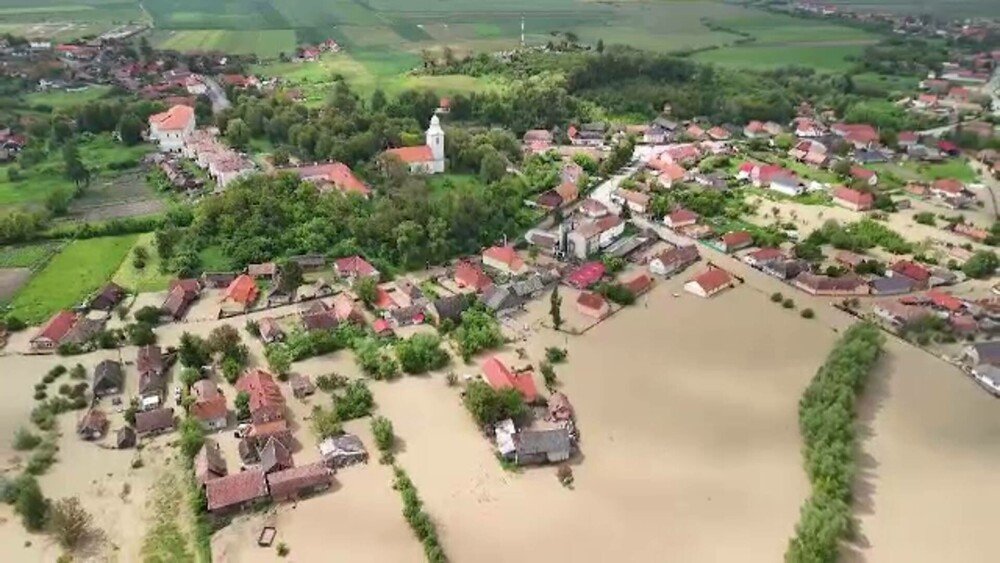 Imagini din dronă cu sute de gospodării inundate în Ardeal. Nivelul apei depășește 2 metri în unele zone