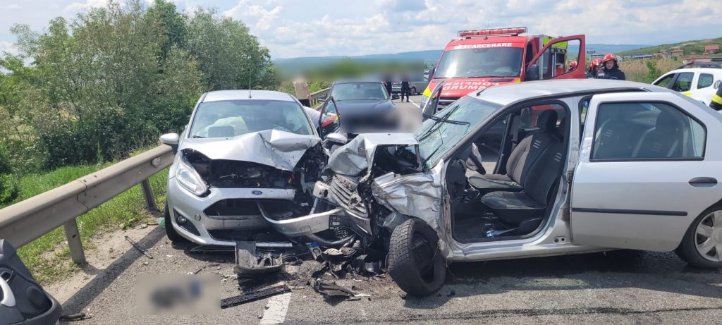Accident cu patru mașini pe Centura Vâlcele-Apahida. Trei persoane au ajuns la spital