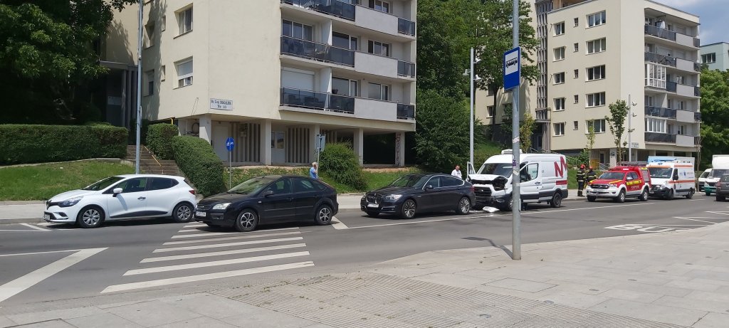 Accident între trei mașini pe o stradă din Cluj-Napoca