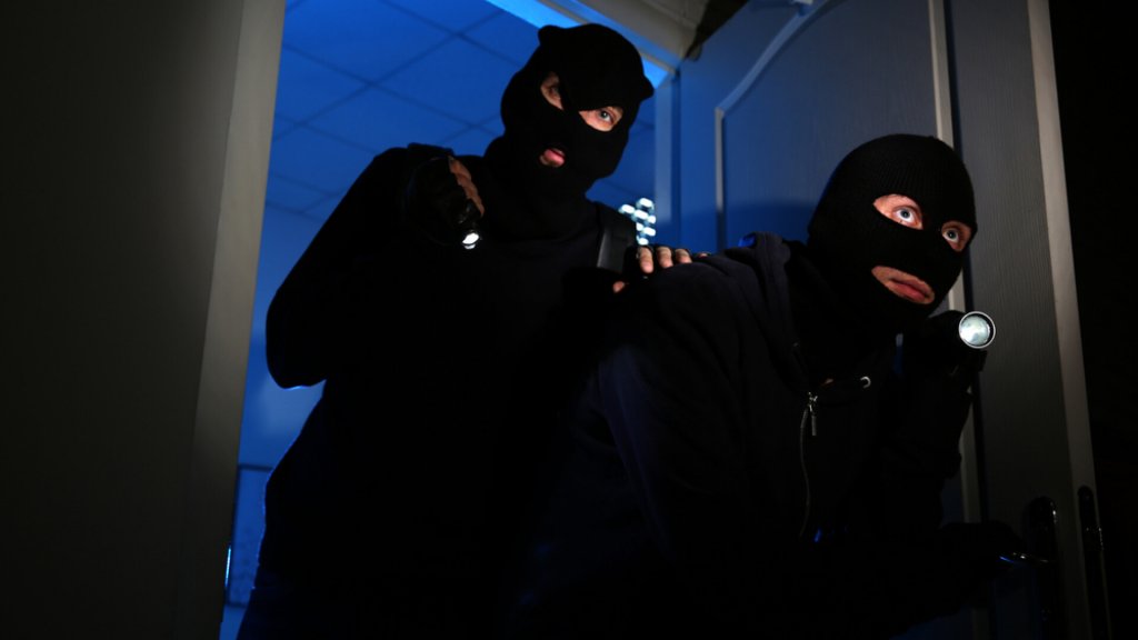 Percheziții în Cluj: Victime torturate de indivizi cu cagule pentru criptomonede de sute de mii de dolari