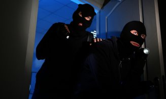 Percheziții în Cluj: Victime torturate de indivizi cu cagule pentru criptomonede de sute de mii de dolari