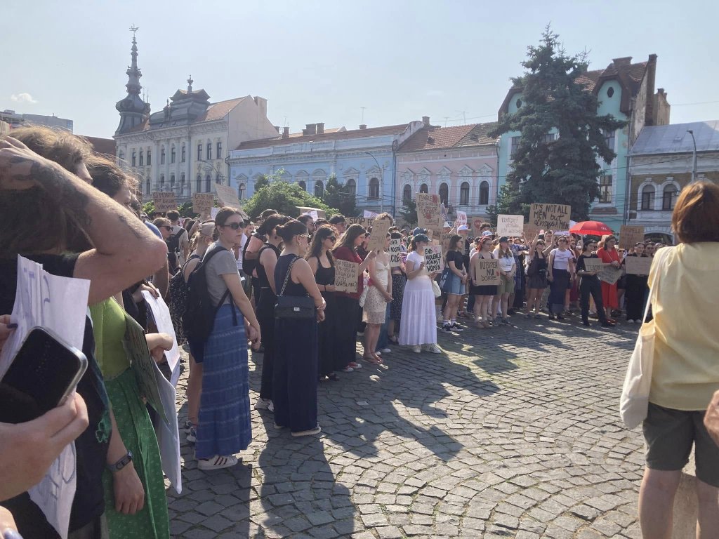 Protest cu sute de oameni în Piața Mihai Viteazu din Cluj-Napoca. "Teodora nu a murit. A fost ucisă"