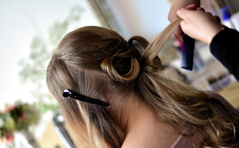 4 sfaturi de la hairstiliști pentru un păr moale și mătăsos în fiecare zi