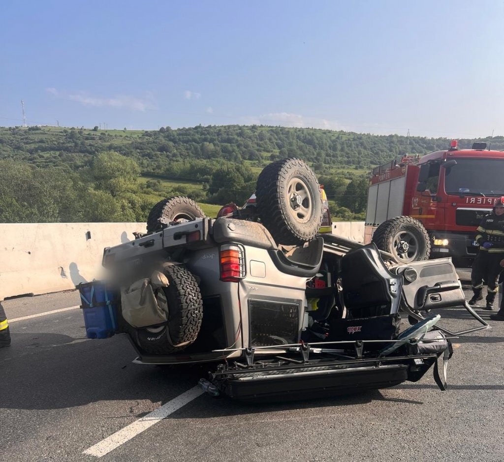 Mașină răsturnată pe un drum din Cluj: Două victime, transportate de urgență la spital
