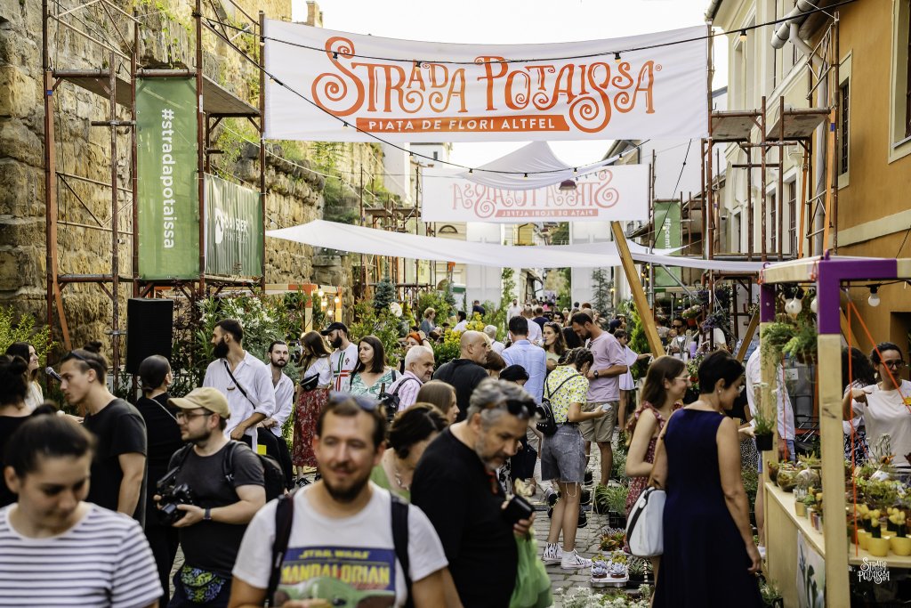 Cea mai frumoasă stradă din Cluj se umple din nou de magie: plante, mobilier urban modular, Masa Bunei Vecinătăți