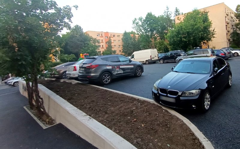 Asfaltul NOU-NOUŢ din Mănăştur, motiv de invidie pentru vecinii care au rămas cu gropile în bătătură / Unde se mai face chetă în cartier la bascule cu pietriș pentru „plombat cratere”