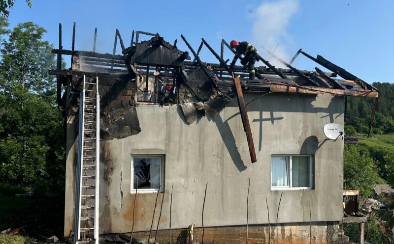 Tragedie într-un sat din Cluj: casa unei familii a luat FOC. Patru autospeciale ISU au intervenit