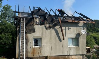 Tragedie într-un sat din Cluj. Casa unei familii a luat FOC / Patru autospeciale ISU au intervenit