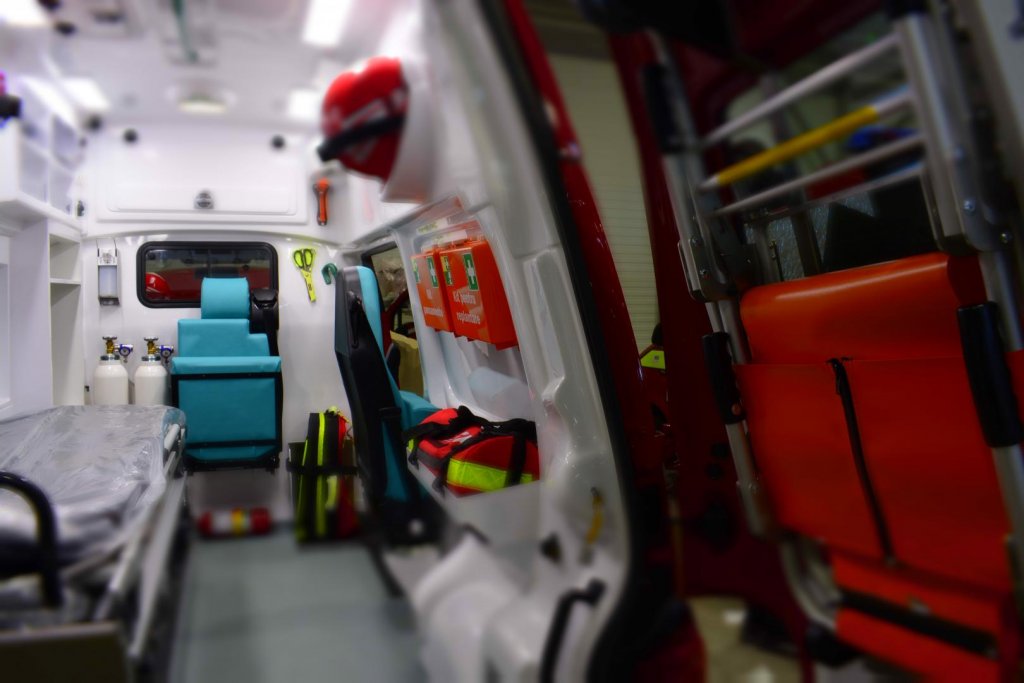 Persoană căzută de la înălțime, pe o stradă din Cluj-Napoca. Victima, transportată de urgență la spital