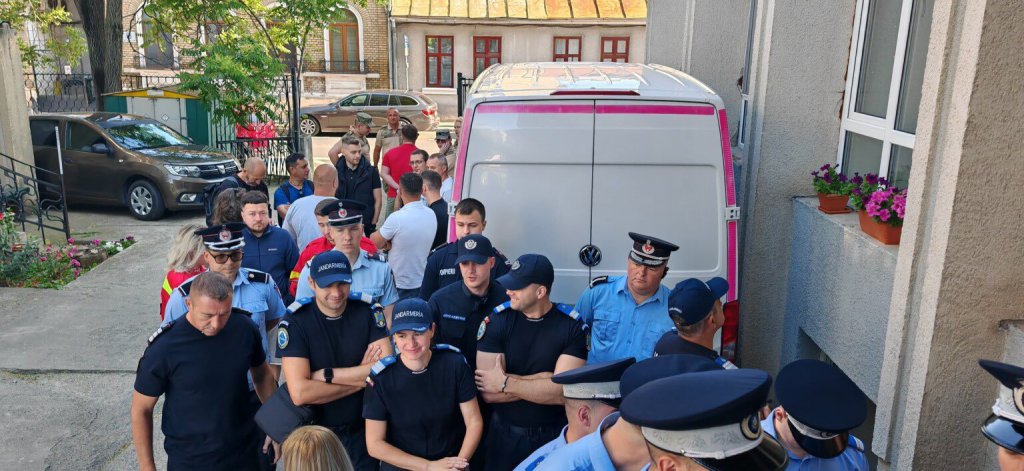 Acțiune impresionantă la Cluj! Polițiști, pompieri, jandarmi și angajați de la STS donează sânge