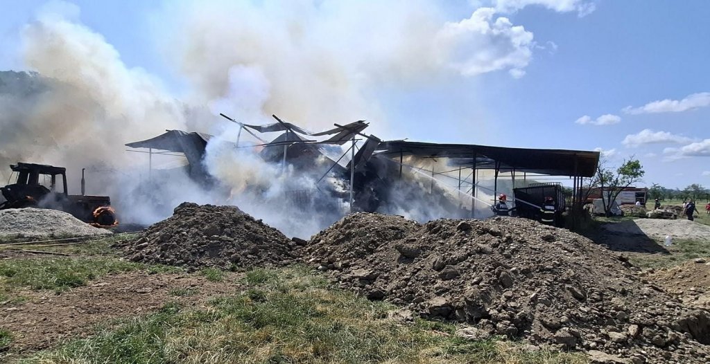 Flăcări puternice într-o gospodărie din Cluj: Au ars mai mulți baloți de fân și un tractor