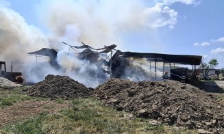 Flăcări puternice într-o gospodărie din Cluj: Au ars mai mulți baloți de fân și un tractor