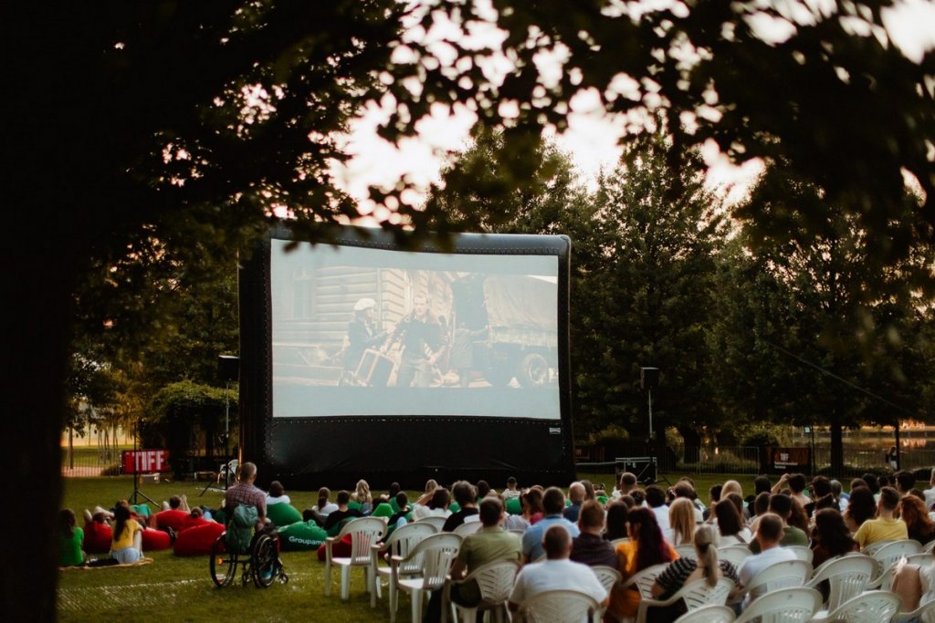 TIFF 2025 x Iulius Mall: zece seri de film în aer liber în Iulius Parc, Q&A cu regizori și proiecții speciale