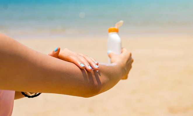 Alertă de sezon! Substanță interzisă în produsele cosmetice, într-o cremă pentru protecție solară