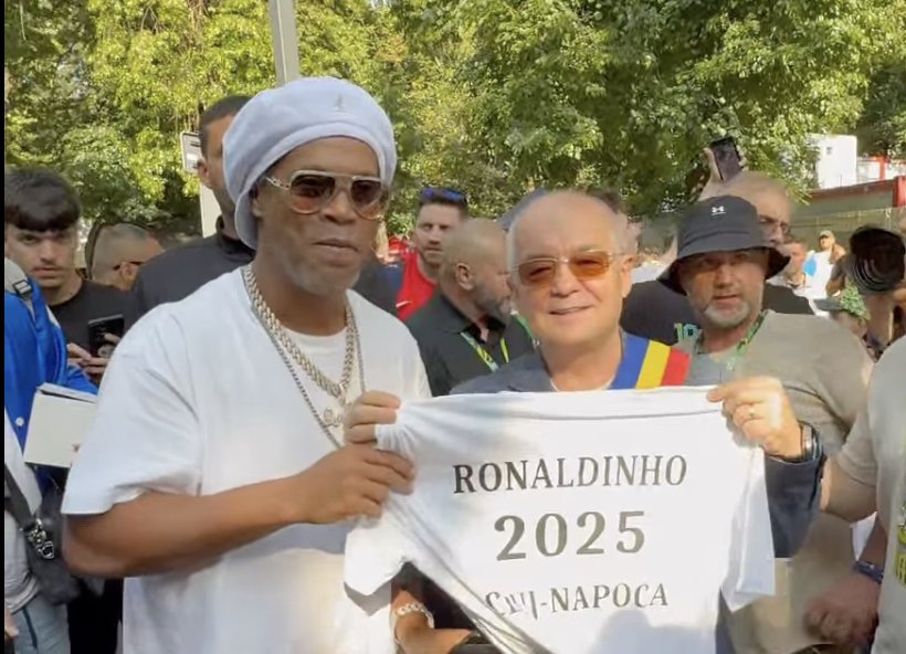 Ronaldinho a ajuns la Cluj. Brazilianul va juca alături de alți foști mari jucători internaționali într-un meci demonstrativ la Sports Festival 2025