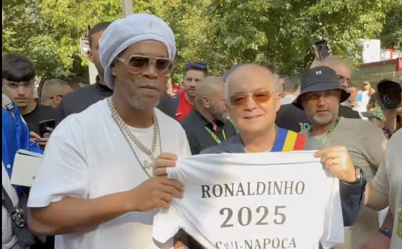 Ronaldinho a ajuns la Cluj. Brazilianul va juca alături de alți foști mari jucători internaționali într-un meci demonstrativ la Sports Festival 2025