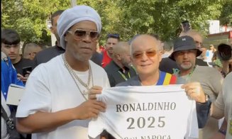 Ronaldinho a ajuns la Cluj. Brazilianul va juca alături de alți foști mari jucători internaționali