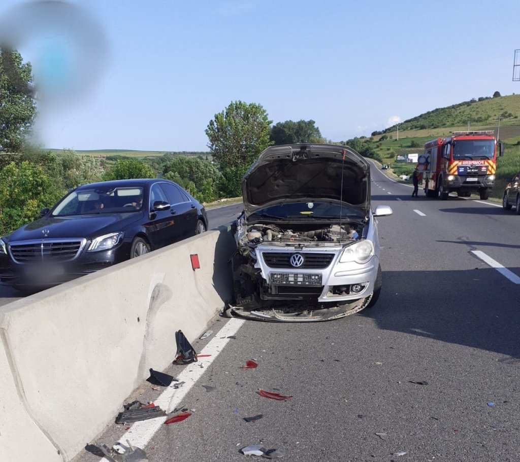Accident între trei mașini, pe un drum din Cluj: O victimă a fost transportată la spital. Trafic îngreunat